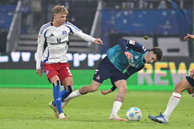 GER 2 FBL,, Hamburger SV vs 1 FC Koeln 18 01 2025, Volksparkstadion, Hamburg, GER 2 FBL, Hamburger SV vs 1 FC Koeln in the picture Adam Karabec Hamburg 17 tries to assert himself against Denis Huseinbasic Koeln 08 nordphotoxGmbH xWitke nph00002