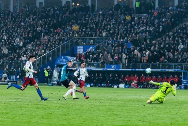2 Soccer Bundesliga Hamburger SV 1 FC Köln 18 01 2025 Steffen Tigges 1 FC Köln, 21 shot on goal, Daniel Heuer Fernandes Hamburger SV, 1 block 2 Soccer Bundesliga Hamburger SV 1 FC Köln, Hamburg, Volksparkstadion am 18 01 2025 DFL REGULATIONS PROHIBIT ANY USE OF PHOTOGRAPHS AS IMAGE SEQUENCES AND OR QUASI VIDEO Copyright: xBEAUTIFULxSPORTS Wunderlx