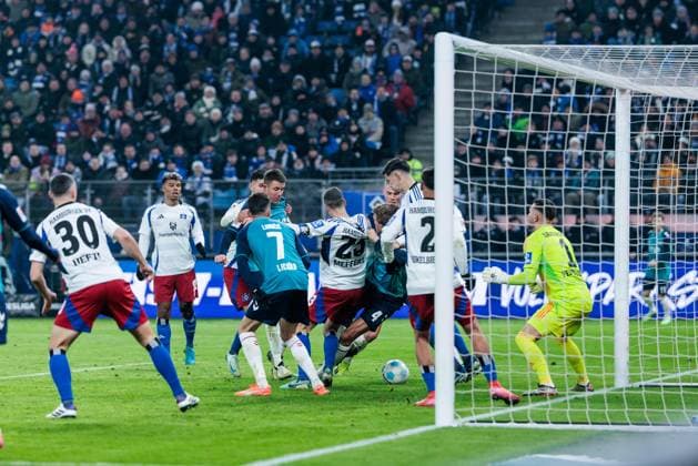 2 Soccer Bundesliga Hamburger SV 1 FC Köln 18 01 2025 Scramble in the penalty area Timo Hübers 1 FC Köln, 4 is pulled to the ground by the HSV defenders 2 Soccer Bundesliga Hamburger SV 1 FC Köln, Hamburg, Volksparkstadion on 18 01 2025 DFL REGULATIONS PROHIBIT ANY USE OF PHOTOGRAPHS AS IMAGE SEQUENCES AND OR QUASI VIDEO Copyright: xBEAUTIFULxSPORTS Wunderlx