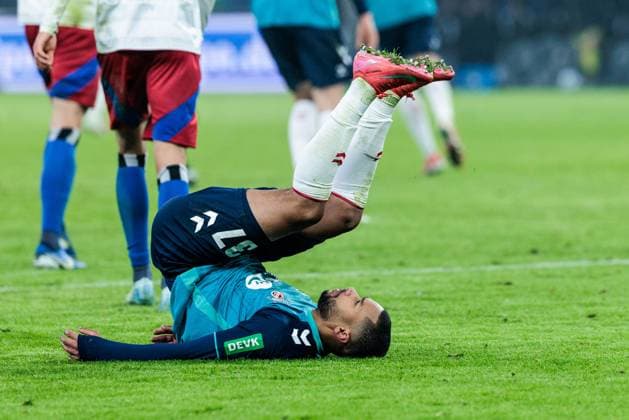 2 Soccer Bundesliga Hamburger SV 1 FC Köln 18 01 2025 Linton Maina 1 FC Köln, 37 falls on his back in frustration, legs in the air 2 Soccer Bundesliga Hamburger SV 1 FC Köln, Hamburg, Volksparkstadion on 18 01 2025 DFL REGULATIONS PROHIBIT ANY USE OF PHOTOGRAPHS AS IMAGE SEQUENCES AND OR QUASI VIDEO Copyright: xBEAUTIFULxSPORTS Wunderlx