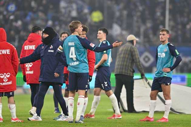 GER 2 FBL,, Hamburger SV vs 1 FC Koeln 18 01 2025, Volksparkstadion, Hamburg, GER 2 FBL, Hamburger SV vs 1 FC Koeln in the picture the team from Koeln hangs their heads after the defeat nordphotoxGmbH xWitke nph00002
