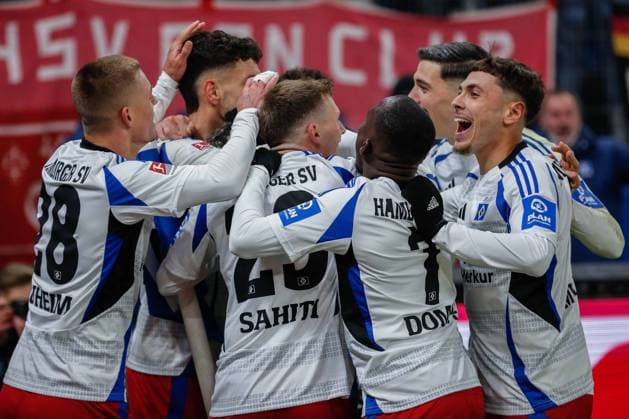 Ransford Yeboah Königsdörffer obscures HSV in the crowd cheering after the 1 0 with Miro Muheim Daniel Elfadli Emir Sahiti Jean Luc Dompe Dennis Hadzikadunic William Mikelbrencis HSV Germany , Hamburg , Volksparkstadion , Football , 2 Bundesliga , Hamburger SV 1 FC Koeln