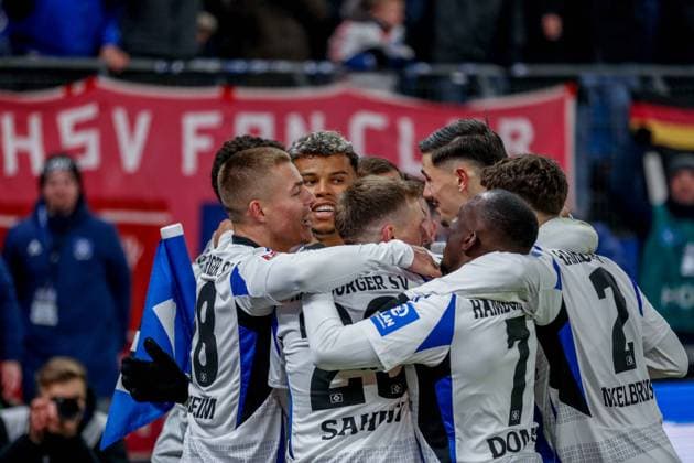 Ransford Yeboah Königsdörffer center HSV in the cheering crowd after the 1 0 cheers with Miro Muheim Daniel Elfadli Emir Sahiti Jean Luc Dompe Dennis Hadzikadunic William Mikelbrencis HSV Germany , Hamburg , Volksparkstadion , Football , 2 Bundesliga , Hamburger SV 1 FC Koeln