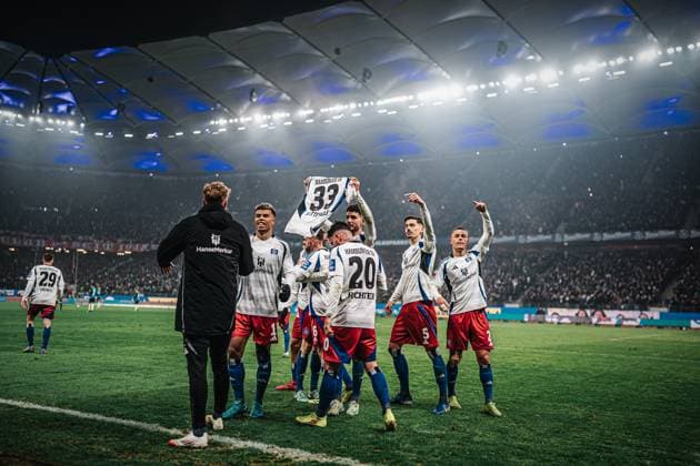 Soccer Men Season 2024 2025 2 Soccer Bundesliga 18 Matchday Hamburger SV vs 1 FC Köln 18 01 2025 After the goal celebration of Ransford Königsdörffer 11, HSV left Daniel Elfadli 8, HSV lifts the jersey of the injured Noah Katterbach 33, HSV in the air Hamburg Volksparkstadion Hamburg Germany