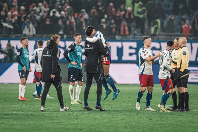Soccer Men Season 2024 2025 2 Soccer Bundesliga 18 Matchday Hamburger SV vs 1 FC Köln 18 01 2025 Ransford Königsdörffer 11, HSV jumps into the arms of Davie Selke 27, HSV Hamburg Volksparkstadion Hamburg Germany after the victory