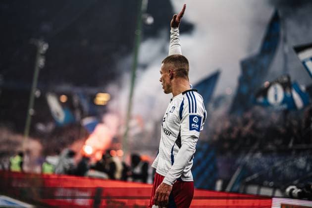 Soccer Men Season 2024 2025 2 Soccer Bundesliga 18 Matchday Hamburger SV vs 1 FC Köln 18 01 2025 Miro Muheim 28, HSV raises his arm before corner kick Hamburg Volksparkstadion Hamburg Germany