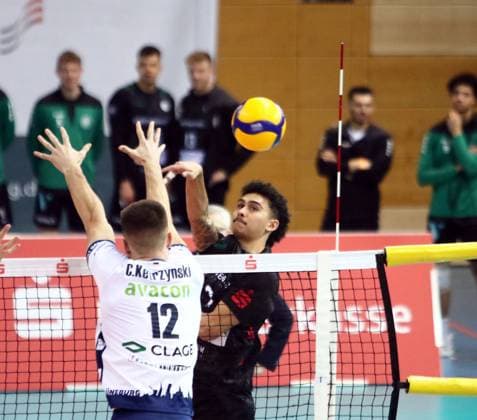 from left Cole KETZZYNSKI Lueneburg , ,Austin MATAUTIA Haching , He Volleyball Bundesliga 2024 25, TSV Haching Muenchen vs SVG Lueneburg, Geothermie Arena, Unterhaching, 18 01 25 Copyright: WolfgangxFehrmann