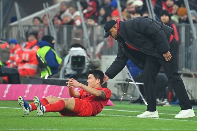 Coach Vincent KOMPANY Bayern Muenchen takes care of the stricken Minjae KIM FC Bayern Muenchen Football 1 Bundesliga Season 2024 2025, 18 Matchday, Matchday18 FC Bayern Muenchen VfL Wolfsburg 3 2 on 18 01 2025 , A L L I A N Z A R E N A