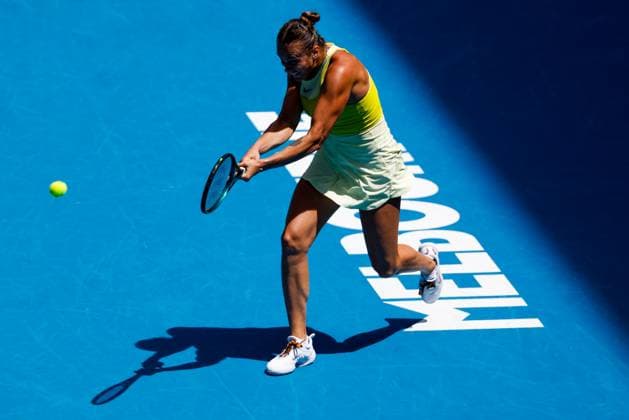 January 19, 2025: MELBOURNE, AUSTRALIA - JANUARY 19: Aryna Sabalenka.of Belarus hits a backhand to Mirra Andreeva of Russia on day eight of the 2025 Australian Open at Melbourne Park on January 19, 2025 in Melbourne, Australia. - ZUMAp121 20250119_zsp_p121_006 Copyright: xChrisxPutnamx
