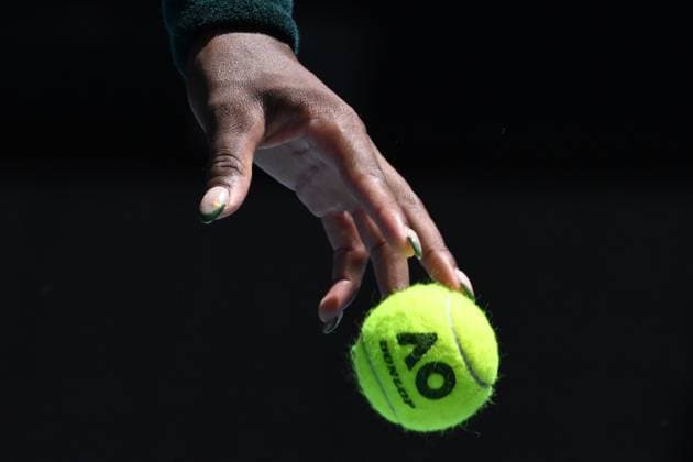 Sport Bilder des Tages TENNIS AUSTRALIAN OPEN, Coco Gauff of the USA serves during her round four match against Belinda Bencic of Switzerland during the 2025 Australian Open at Melbourne Park in Melbourne, Sunday, January 19, 2025. ( NO ARCHIVING, EDITORIAL USE ONLY, NO USE IN BOOKS WITHOUT CONSENT MELBOURNE VICTORIA AUSTRALIA  Copyright: xJAMESxROSSx 20250119143252317756
