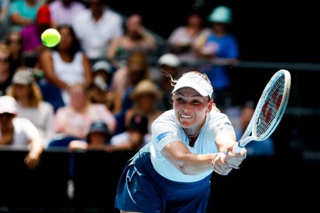 January 19, 2025: MELBOURNE, AUSTRALIA - JANUARY 19: Donna Vekic of Croatia hits a backhand to Anastasia Pavlyuchenkova of Russia on day eight of the 2025 Australian Open at Melbourne Park on January 19, 2025 in Melbourne, Australia. - ZUMAp121 20250119_zsp_p121_054 Copyright: xChrisxPutnamx