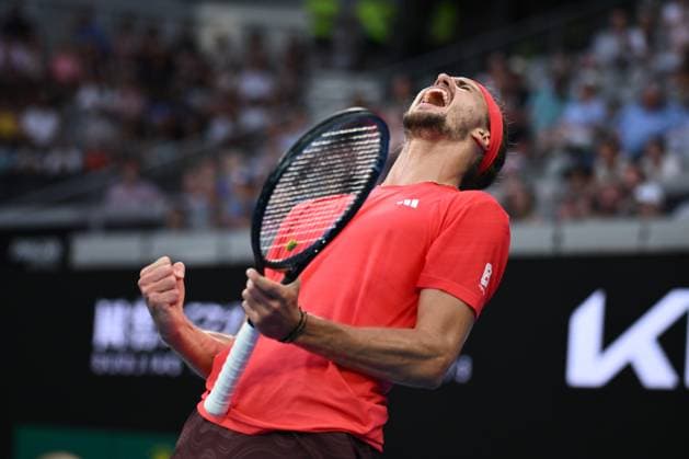 Sport Bilder des Tages TENNIS AUSTRALIAN OPEN, Alexander Zverev of Germany reacts during his round four match against Ugo Humbert of France during the 2025 Australian Open at Melbourne Park in Melbourne, Sunday, January 19, 2025.( NO ARCHIVING, EDITORIAL USE ONLY, NO USE IN BOOKS WITHOUT CONSENT MELBOURNE VICTORIA AUSTRALIA  Copyright: xJOELxCARRETTx 20250119172968866182