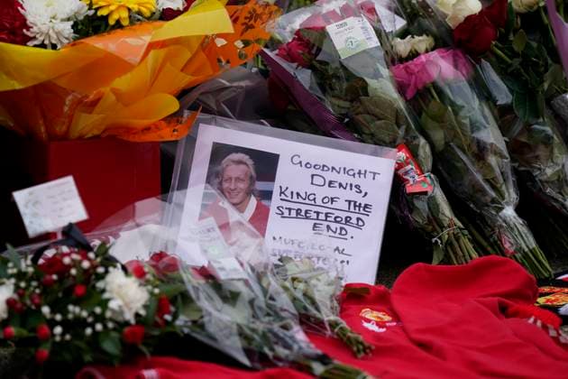 Bilder des Jahres 2025, Sport 01 Januar Sport Themen der Woche KW03 Sport Bilder des Tages Manchester, England, 19th January 2025. Tributes left at the Trinity statue for former Manchester United, ManU player Denis Law who recently passes away during the Premier League match at Old Trafford, Manchester. Picture credit should read: Andrew Yates Sportimage EDITORIAL USE ONLY. No use with unauthorised audio, video, data, fixture lists, club league logos or live services. Online in-match use limited to 120 images, no video emulation. No use in betting, games or single club league player publications. SPI_014_AY_MAN_UTD_BRIGHTON SPI-3608-0056