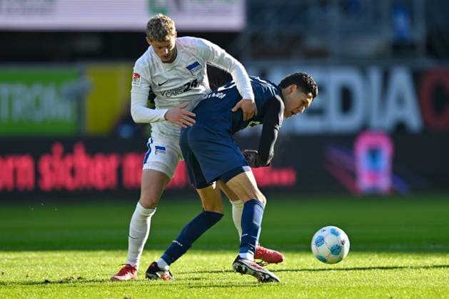 Paderborn, Home Deluxe Arena, 19 01 25, GER, Herren, 2 Bundesliga, Saison 2024 2025, SC Paderborn 07 Hertha BSC Berlin Bild v li im Zweikampf Michael CUISANCE Hertha BSC und Santiago CASTANEDA Paderborn Only for editorial use DFL regulations prohibit any use of photographs as image sequences and or quasi video NRW Deutschland