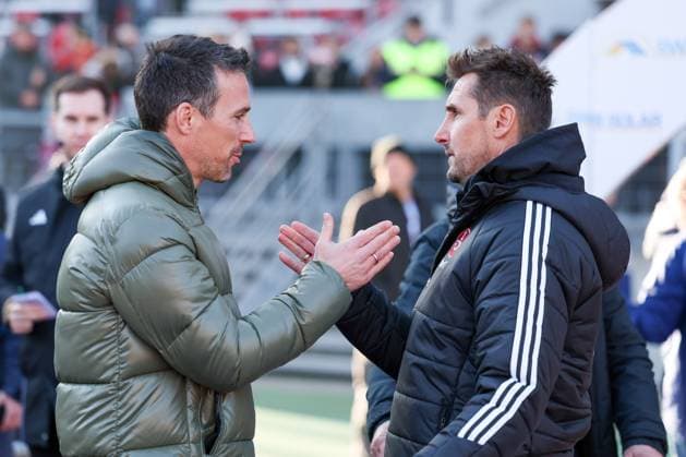l r Head Coach Christian Eichner Karlsruher SC welcomes Head Coach Miroslav Klose 1 FC Nuernberg , 1 FC Nuernberg vs Karlsruher SC, Soccer, 2 Bundesliga, 18 Matchday, 19 01 2025 DFB regulations prohibit any use of photographs as image sequences and or quasi video Nuernberg Bayern Germany Copyright: xkolbert-press MartinxAgüerax