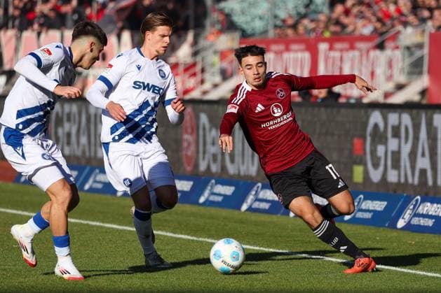 in duel, action, with Jens Castrop 17 1 FC Nuernberg , 1 FC Nuernberg vs Karlsruher SC, Soccer, 2 Bundesliga, 18 Matchday, 19 01 2025 DFB regulations prohibit any use of photographs as image sequences and or quasi video Nuernberg Bayern Germany Copyright: xkolbert-press MartinxAgüerax