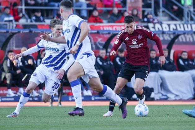 in duel, action, with David Herold 20 Karlsruher SC , Stefanos Tzimas 9 1 FC Nuernberg , 1 FC Nuernberg vs Karlsruher SC, Soccer, 2 Bundesliga, 18 Matchday, 19 01 2025 DFB regulations prohibit any use of photographs as image sequences and or quasi video Nuernberg Bayern Germany Copyright: xkolbert-press MartinxAgüerax