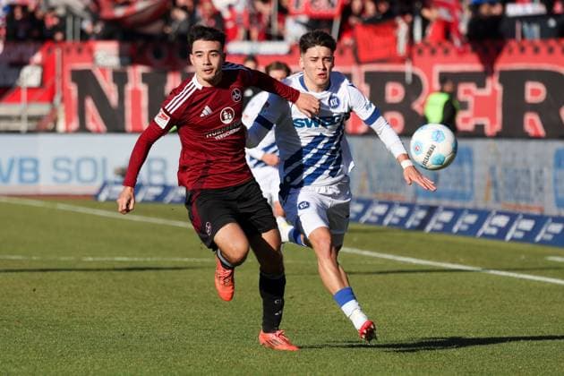 in duel, action, with Jens Castrop 17 1 FC Nuernberg , Rafael Pinto Pedrosa 36 Karlsruher SC , 1 FC Nuernberg vs Karlsruher SC, Soccer, 2 Bundesliga, 18 Matchday, 19 01 2025 DFB regulations prohibit any use of photographs as image sequences and or quasi video Nuernberg Bayern Germany Copyright: xkolbert-press MartinxAgüerax