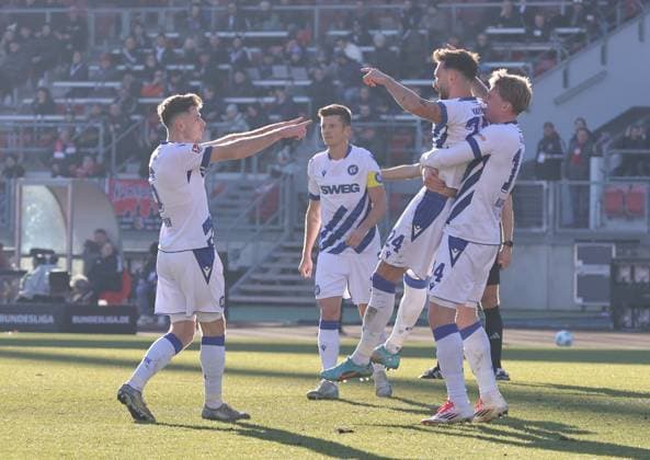 19 01 2025 Soccer season 2024 2025 2 Soccer Bundesliga 18 Matchday 1 FC Nürnberg FCN Club Karlsruher SC KSC Sportfoto Zink DaMa xdaxmax DFL regulations prohibit any use of photographs as image sequences and or quasi video only for editorial use Jubel Freude Torjubel nach Tor zum 1 1 Fabian Schleusener 24, Karlsruher SC KSC und Mannschaft Team jubelt freut sich Torschütze Fabian Schleusener 24, Karlsruher SC KSC