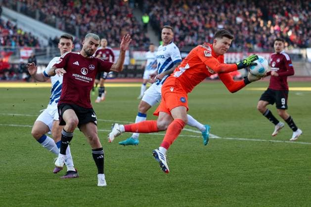 in duel, action, with Mahir Emreli 30 1 FC Nuernberg , Max Weiss 1 Karlsruher SC , 1 FC Nuernberg vs Karlsruher SC, Football, 2 Bundesliga, 18 Matchday, 19 01 2025 DFB regulations prohibit any use of photographs as image sequences and or quasi video Nuernberg Bayern Germany Copyright: xkolbert-press MartinxAgüerax