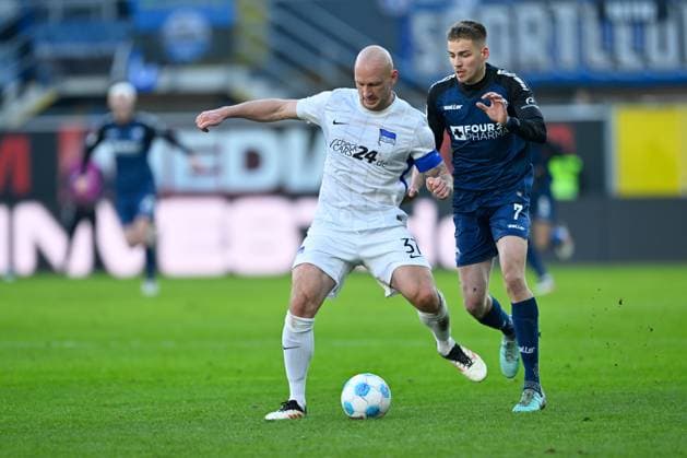 Paderborn, Home Deluxe Arena, 19 01 25, GER, Herren, 2 Bundesliga, Saison 2024 2025, SC Paderborn 07 Hertha BSC Berlin Bild v li im Zweikampf Toni LEISTNER Hertha BSC und Filip BILBIJA Paderborn Only for editorial use DFL regulations prohibit any use of photographs as image sequences and or quasi video NRW Deutschland