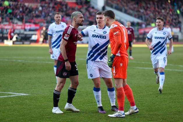 l r Mahir Emreli 30 1 FC Nuernberg and Max Weiss 1 Karlsruher SC go at each other, 1 FC Nuernberg vs Karlsruher SC, Football, 2 Bundesliga, 18 Matchday, 19 01 2025 DFB regulations prohibit any use of photographs as image sequences and or quasi video Nuernberg Bayern Germany Copyright: xkolbert-press MartinxAgüerax