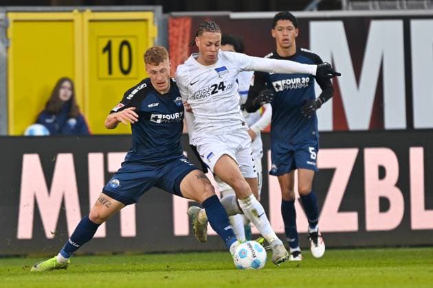 Paderborn, Home Deluxe Arena, 19 01 25, GER, Men, 2 Bundesliga, Saison 2024 2025, SC Paderborn 07 Hertha BSC Berlin Picture from left in duel Laurin CURDA Paderborn and Derry SCHERHANT Hertha BSC Only for editorial use DFL regulations prohibit any use of photographs as image sequences and or quasi video NRW Germany