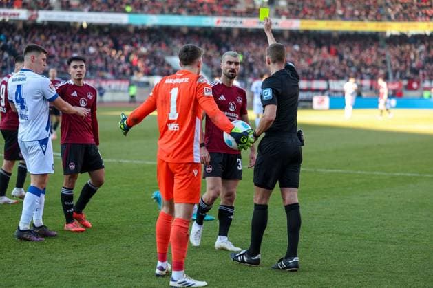 Mahir Emreli 30 1 FC Nuernberg and Max Weiss 1 Karlsruher SC go at each other and get yellow by referee, Referee, Soeren Storks, 1 FC Nuernberg vs Karlsruher SC, Football, 2 Bundesliga, 18 Matchday, 19 01 2025 DFB regulations prohibit any use of photographs as image sequences and or quasi video Nuernberg Bayern Germany Copyright: xkolbert-press MartinxAgüerax