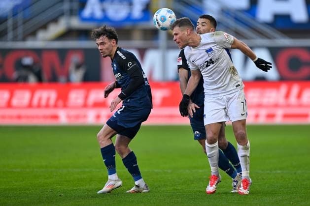 Paderborn, Home Deluxe Arena, 19 01 25, GER, Men, 2 Bundesliga, Season 2024 2025, SC Paderborn 07 Hertha BSC Berlin Picture from left in duel Aaron ZEHNTER Paderborn and Florian NIEDERLECHNER Hertha BSC Only for editorial use DFL regulations prohibit any use of photographs as image sequences and or quasi video NRW Germany