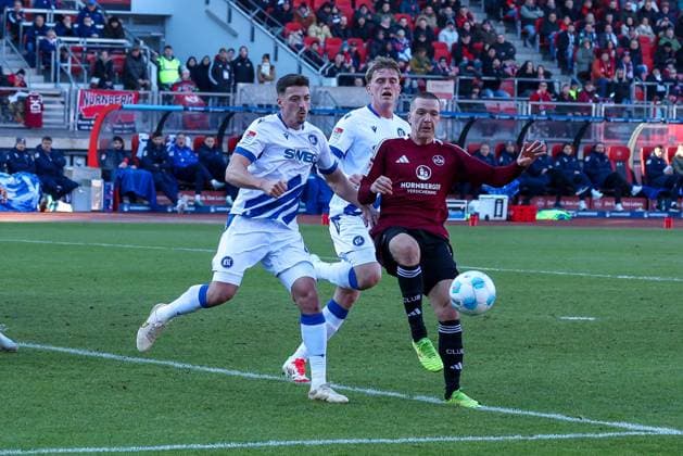 in duel, action, with Nicolai Rapp 17 Karlsruher SC , Finn Jeltsch 4 1 FC Nuernberg , 1 FC Nuernberg vs Karlsruher SC, Soccer, 2 Bundesliga, 18 Matchday, 19 01 2025 DFB regulations prohibit any use of photographs as image sequences and or quasi video Nuernberg Bayern Germany Copyright: xkolbert-press MartinxAgüerax