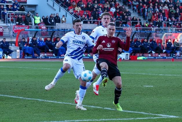in duel, action, with Nicolai Rapp 17 Karlsruher SC , Finn Jeltsch 4 1 FC Nuernberg , 1 FC Nuernberg vs Karlsruher SC, Soccer, 2 Bundesliga, 18 Matchday, 19 01 2025 DFB regulations prohibit any use of photographs as image sequences and or quasi video Nuernberg Bayern Germany Copyright: xkolbert-press MartinxAgüerax