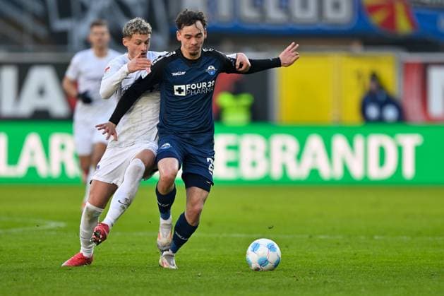 Paderborn, Home Deluxe Arena, 19 01 25, GER, Herren, 2 Bundesliga, Saison 2024 2025, SC Paderborn 07 Hertha BSC Berlin Bild v li im Zweikampf Michael CUISANCE Hertha BSC und Aaron ZEHNTER Paderborn Only for editorial use DFL regulations prohibit any use of photographs as image sequences and or quasi video NRW Deutschland