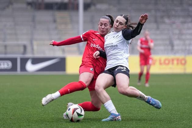 Sport Themen der Woche KW03 Sport Bilder des Tages Selina Vobian (SC Freiburg, 08) im Zweikampf Testspiel Freiburg Dreisamstadion Baden-Wuerttemberg Deutschland *** Selina Vobian SC Freiburg, 08 in a duel Test match Freiburg Dreisamstadion Baden Wuerttemberg Germany Copyright: xArnexAmbergx