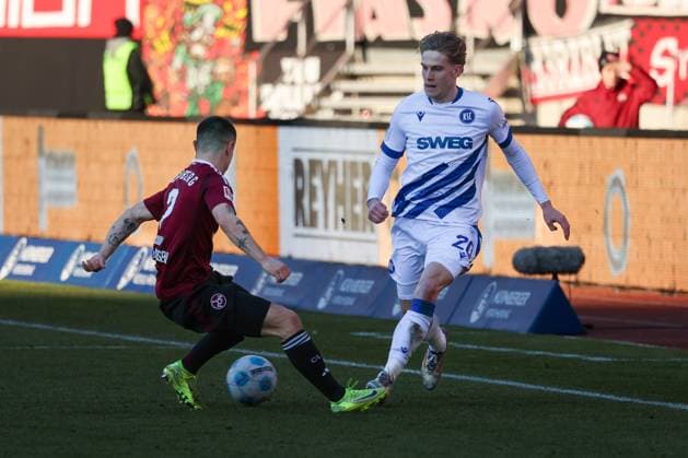 in duel, action, with Oliver Villadsen 2 1 FC Nuernberg and David Herold 20 Karlsruher SC , 1 FC Nuernberg vs Karlsruher SC, Soccer, 2 Bundesliga, 18 Matchday, 19 01 2025 DFB regulations prohibit any use of photographs as image sequences and or quasi video Nuernberg Bayern Germany Copyright: xkolbert-press MartinxAgüerax