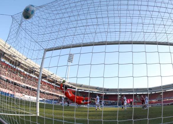 19 01 2025 Soccer season 2024 2025 2 Soccer Bundesliga 18 Matchday 1 FC Nürnberg FCN Club Karlsruher SC KSC Sportfoto Zink DaMa xdaxmax DFL regulations prohibit any use of photographs as image sequences and or quasi video only for editorial use Tor Treffer Goal shot to 2 1 Goalscorer Florian Flick 6, 1 FC Nürnberg FCN vs Max Weiß Weiss 1, Karlsruher SC KSC