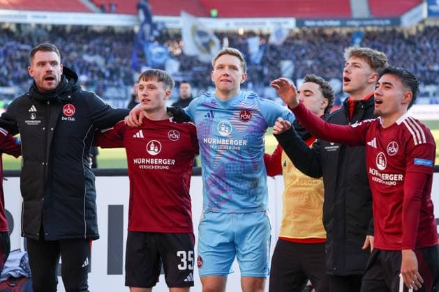 Nuernbergs final cheer, Simon Joachims 35 1 FC Nuernberg , Jan Reichert 1 1 FC Nuernberg , 1 FC Nuernberg vs Karlsruher SC, Football, 2 Bundesliga, Matchday 18, 19 01 2025 DFB regulations prohibit any use of photographs as image sequences and or quasi video Nuernberg Bayern Germany Copyright: xkolbert-press MartinxAgüerax