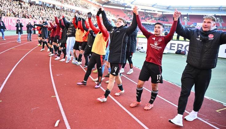 19 01 2025 Soccer season 2024 2025 2 Soccer Bundesliga 18 Matchday 1 FC Nürnberg FCN Club Karlsruher SC KSC Sportfoto Zink xwoxzix DFL regulations prohibit any use of photographs as image sequences and or quasi video only for editorial use Mannschaft Team FCN Jubel Freude vor Fans Fanblock nach Spielende Finn Jeltsch 4, 1 FC Nürnberg FCN Jens Castrop 17, 1 FC Nürnberg FCN