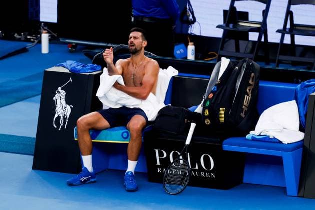 January 19, 2025: MELBOURNE, AUSTRALIA - JANUARY 19: Novak Djokovic.of Serbia changes his shirt whilst playing Jiri Lehecka of Czech Republic on day eight of the 2025 Australian Open at Melbourne Park on January 19, 2025 in Melb - ZUMAp121 20250119_zsp_p121_133 Copyright: xChrisxPutnamx