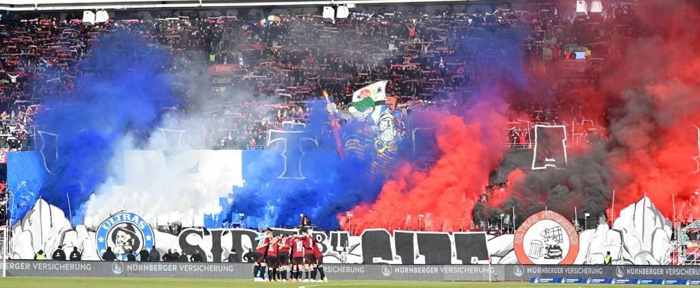 19 01 2025 Soccer season 2024 2025 2 Soccer Bundesliga 18 Matchday 1 FC Nürnberg FCN Club Karlsruher SC KSC Sportfoto Zink xwoxzix DFL regulations prohibit any use of photographs as image sequences and or quasi video only for editorial use Mannschaft Team FCN Teamkreis vor Spielbeginn Pyro Pyrotechnik Bengalos Bengalfackel Rauch Choreo Choreografie