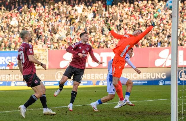 19 01 2025 Soccer season 2024 2025 2 Soccer Bundesliga 18 Matchday 1 FC Nürnberg FCN Club Karlsruher SC KSC Sportfoto Zink xwoxzix DFL regulations prohibit any use of photographs as image sequences and or quasi video only for editorial use Stefanos Tzimas 9, 1 FC Nürnberg FCN scores goal Goal shot for 1 0 against Rafael Pinto Pedrosa 36, Karlsruher SC KSC Max Weiß Weiss 1, Karlsruher SC KSC left Mahir Emreli 30, 1 FC Nürnberg FCN