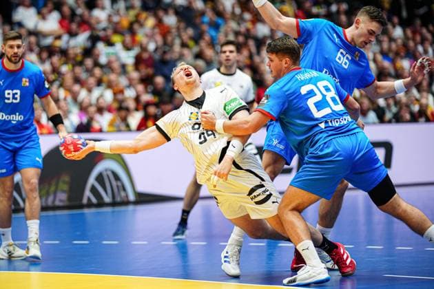Bilder des Jahres 2025, Sport 01 Januar Sport Themen der Woche KW03 Sport Bilder des Tages Justus Fischer (Deutschland, 54), Stepan Zeman (Tschechien, 66), Matej Havran (Tschechien, 28) DEN, Deutschland vs. Tschechien, Handball, IHF Weltmeisterschaft 2025, Gruppe A, Spieltag 3, 19.01.2025 DEN, Deutschland vs. Tschechien, Handball, IHF Weltmeisterschaft 2025, Gruppe A, Spieltag 3, 19.01.2025 Herning *** Justus Fischer Germany, 54 , Stepan Zeman Czech Republic, 66 , Matej Havran Czech Republic, 28 DEN, Germany vs Czech Republic, Handball, IHF World Championship 2025, Group A, Matchday 3, 19 01 2025 DEN, Germany vs Czech Republic, Handball, IHF World Championship 2025, Group A, Matchday 3, 19 01 2025 Herning Copyright: xEibner-Pressefoto MarcelxvonxFehrnx EP_MFN