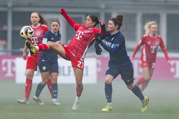 Test match women 1 FC Köln VfL Bochum, 19 01 2025 Laura Feiersinger 1 FC Köln, 27 , Janine Angrick VfL Bochum, 6 Test match women, 1 FC Köln VfL Bochum, on 19 01 2025, Geißbockheim, Cologne Copyright: xBEAUTIFULxSPORTS Meuselx