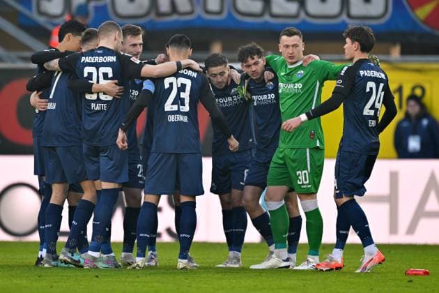 Paderborn, Home Deluxe Arena, 19.01.25, GER, Herren, 2.Bundesliga, Saison 2024-2025, SC Paderborn 07 - Hertha BSC Berlin Bild: Kreisbildung von den Paderborner Spielern Only for editorial use! DFL regulations prohibit any use of photographs as image sequences and or quasi-video. NRW Deutschland