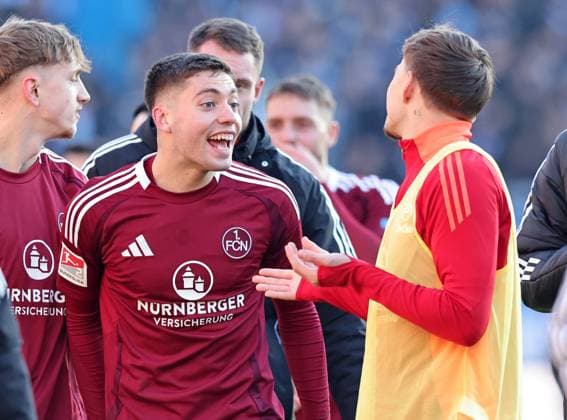 19 01 2025 Soccer season 2024 2025 2 Soccer Bundesliga 18 Matchday 1 FC Nürnberg FCN Club Karlsruher SC KSC Sportfoto Zink DaMa xdaxmax DFL regulations prohibit any use of photographs as image sequences and or quasi video only for editorial use Jubel Freude nach Spielende Stefanos Tzimas 9, 1 FC Nürnberg FCN Jannik Hofmann 43, 1 FC Nürnberg FCN