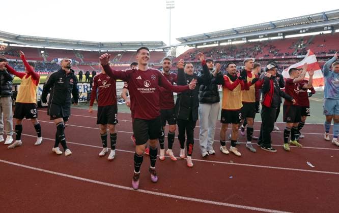 19 01 2025 Soccer season 2024 2025 2 Soccer Bundesliga 18 Matchday 1 FC Nürnberg FCN Club Karlsruher SC KSC Sportfoto Zink DaMa xdaxmax DFL regulations prohibit any use of photographs as image sequences and or quasi video only for editorial use Jubel Freude nach Spielende Florian Flick 6, 1 FC Nürnberg FCN und Mannschaft FCN team with Jubelkette Jubelwelle