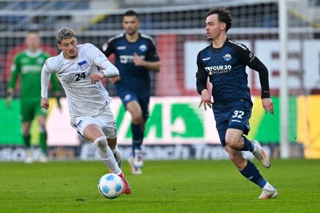 Paderborn, Home Deluxe Arena, 19 01 25, GER, Herren, 2 Bundesliga, Saison 2024 2025, SC Paderborn 07 Hertha BSC Berlin Bild v li im Zweikampf Michael CUISANCE Hertha BSC und Aaron ZEHNTER Paderborn Only for editorial use DFL regulations prohibit any use of photographs as image sequences and or quasi video NRW Deutschland
