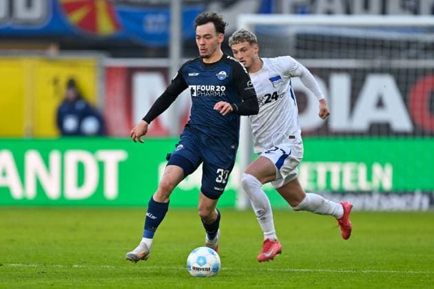 Paderborn, Home Deluxe Arena, 19 01 25, GER, Herren, 2 Bundesliga, Saison 2024 2025, SC Paderborn 07 Hertha BSC Berlin Bild v li im Zweikampf Michael CUISANCE Hertha BSC und Aaron ZEHNTER Paderborn Only for editorial use DFL regulations prohibit any use of photographs as image sequences and or quasi video NRW Deutschland