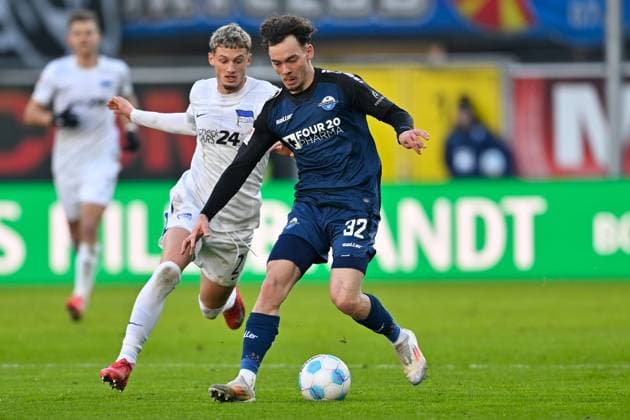 Paderborn, Home Deluxe Arena, 19 01 25, GER, Herren, 2 Bundesliga, Saison 2024 2025, SC Paderborn 07 Hertha BSC Berlin Bild v li im Zweikampf Michael CUISANCE Hertha BSC und Aaron ZEHNTER Paderborn Only for editorial use DFL regulations prohibit any use of photographs as image sequences and or quasi video NRW Deutschland