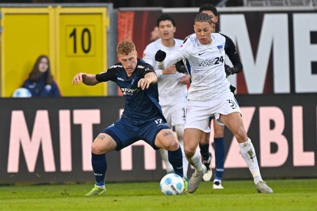 Paderborn, Home Deluxe Arena, 19 01 25, GER, Men, 2 Bundesliga, Saison 2024 2025, SC Paderborn 07 Hertha BSC Berlin Picture from left in duel Laurin CURDA Paderborn and Derry SCHERHANT Hertha BSC Only for editorial use DFL regulations prohibit any use of photographs as image sequences and or quasi video NRW Germany