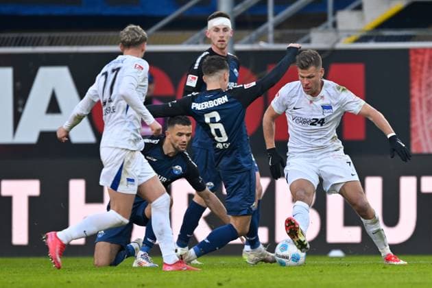 Paderborn, Home Deluxe Arena, 19 01 25, GER, Herren, 2 Bundesliga, Saison 2024 2025, SC Paderborn 07 Hertha BSC Berlin Picture from left in duel Marvin MEHLEM Paderborn and Florian NIEDERLECHNER Hertha BSC Only for editorial use DFL regulations prohibit any use of photographs as image sequences and or quasi video NRW Germany